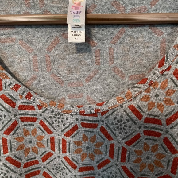 LulaRoe Swing Shape Perfect T-shirt in size XS - Picture 2 of 3